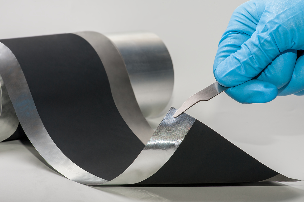 So sehen die mit der neuen Trockentransfertechnologie DRYtraec® beschichteten Elektroden aus. Mit dem Verfahren des Fraunhofer IWS lassen sich Batterieelektroden ohne den Einsatz von giftigen Lösungsmitteln bereits im Pilotmaßstab herstellen. So sehen die mit der neuen Trockentransfertechnologie DRYtraec® beschichteten Elektroden aus. Mit dem Verfahren des Fraunhofer IWS lassen sich Batterieelektroden ohne den Einsatz von giftigen Lösungsmitteln bereits im Pilotmaßstab herstellen.