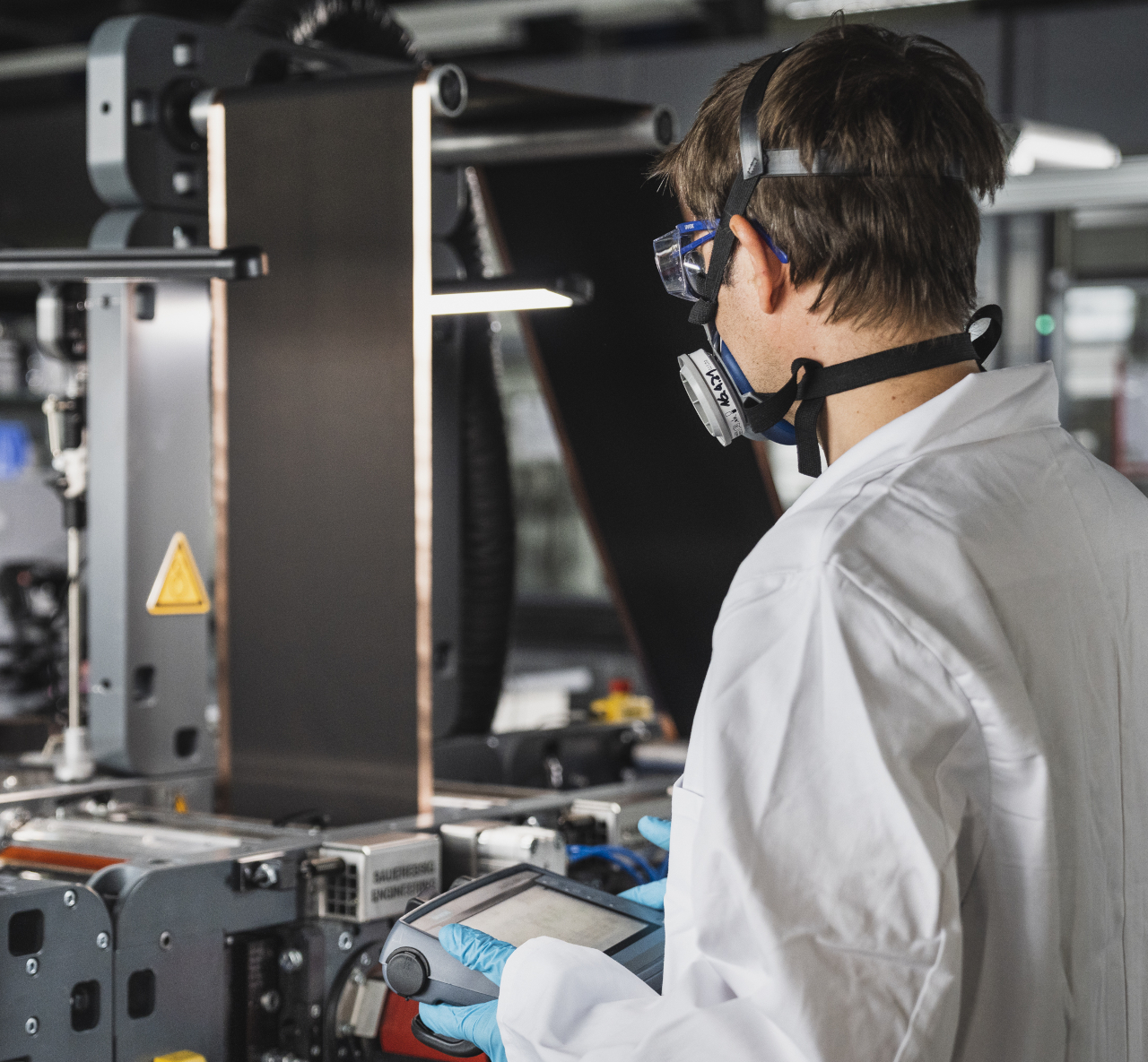 Die Anlagentechnik am Fraunhofer IWS erlaubt die Prozessentwicklung bis hin zur kontinuierlichen beidseitigen Beschichtung. Die Anlagentechnik am Fraunhofer IWS erlaubt die Prozessentwicklung bis hin zur kontinuierlichen beidseitigen Beschichtung.